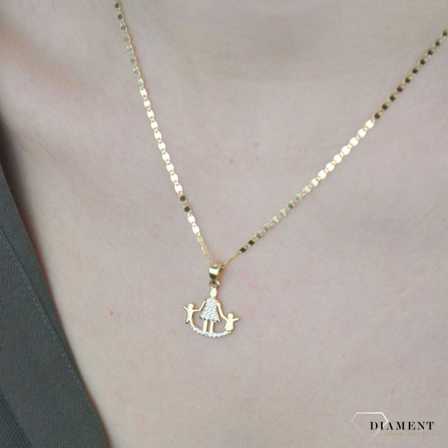 Złota zawieszka 585 mama z dzieckiem w cyrkoniach ZA 7147.  Złota zawieszka może zostać podarowana młodej mamie. Świetny pomysł na prezent. Waga zawieszki wynosi około 1,18 gram. Idealna zawieszka na prezent.jpg